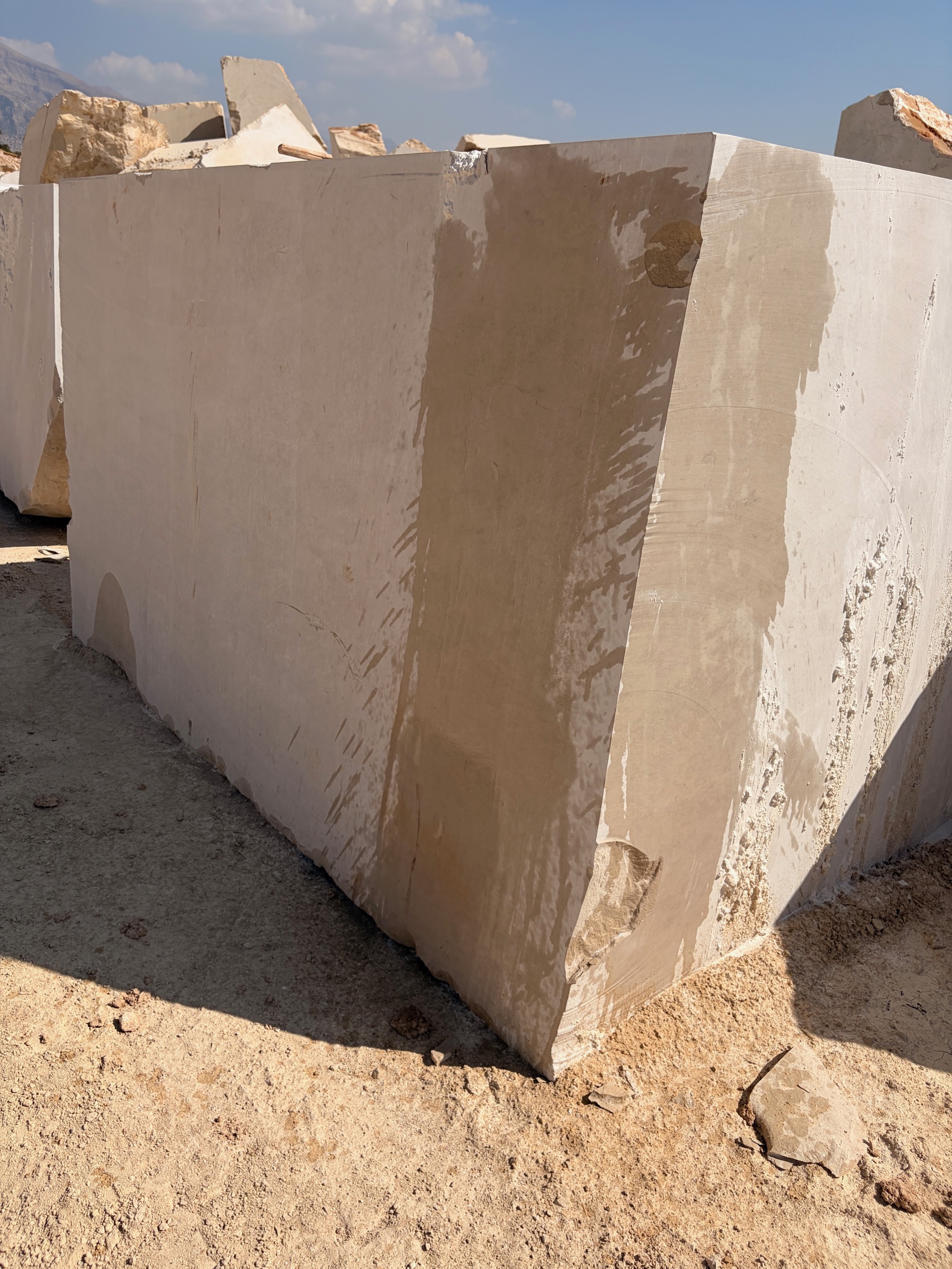 Gohara Limestone (Ocean Beige) block 278 × 178 × 170 cm – No. 2